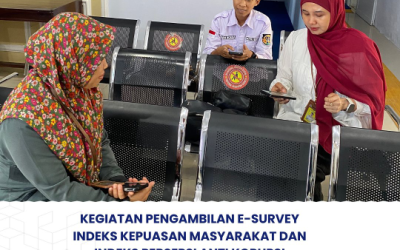 Petugas PTSP PTUN Kendari memberikan e-Survey kepada pengunjung/ pihak berperkara
